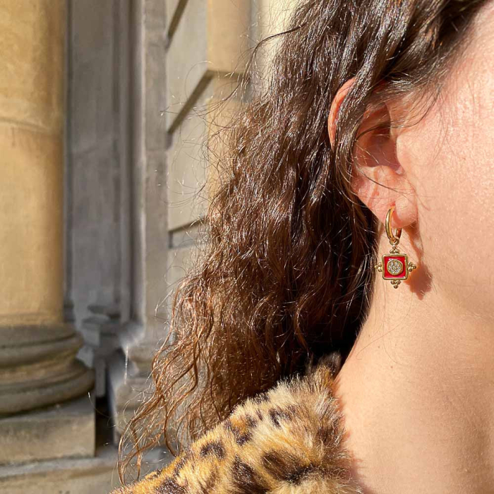 Boucles d'oreilles mini-créoles pendentif talisman, strass et émail 0322545