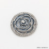 Broche camélia aimantée ronde filigrane métal strass émail 0522515 gris clair