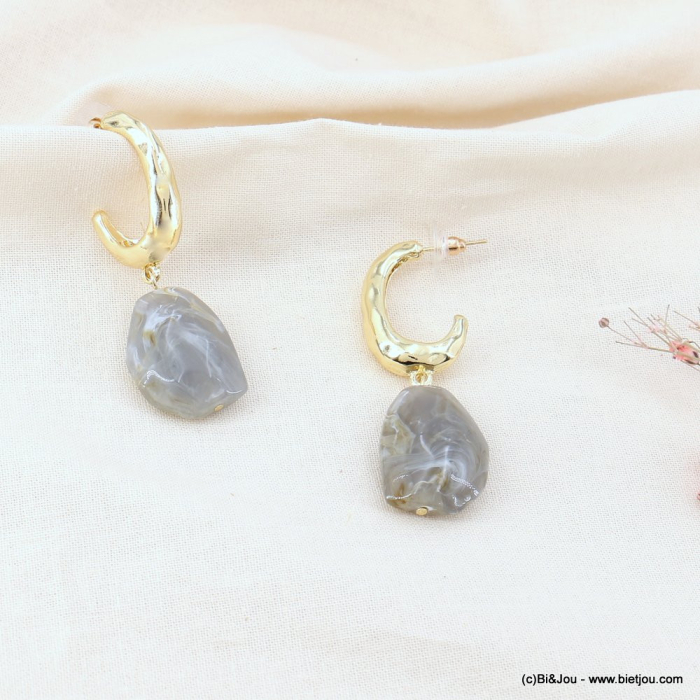 Boucles d'oreilles pendantes créoles métal doré et perles acrylique effet marbré 0323107 gris clair