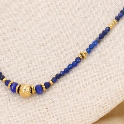 Collier ethnique-chic avec perles en acier inoxydable doré et billes facettées en pierre véritable 0123583 bleu foncé
