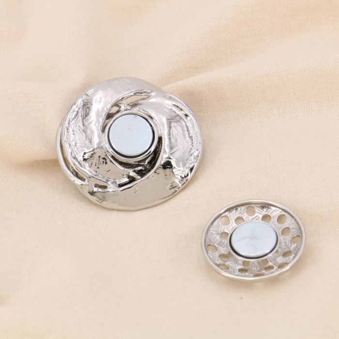 Broche ronde aimantée fleur métal émail perle 0523505 gris clair
