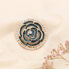 Broche camélia aimantée ronde filigrane métal strass émail 0522515 bleu foncé