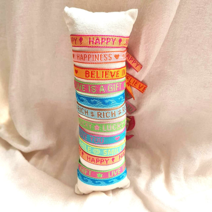 Ensemble 12 bracelets message +COUSSIN DE PRÉSENTATION OFFERT 0224100