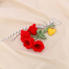 Bijou de sac ou porte-clés fleurs laine cœur acryl. 0825004 rouge