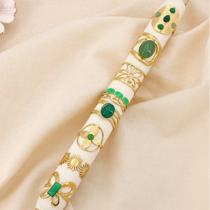 Ensemble 8 bagues acier pierre émail nuance verte 0425103 vert