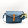 Sac à bandoulière cartable Flora&Co simili-cuir souple rabat scintillant boule de poil foulard femme 0922050 bleu jean
