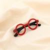 Broche lunettes résine paillette épingle métal 0525504 rouge bordeaux