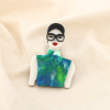 Broche épingle résine marbrée métal femme silhouette 0526016 vert