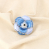Broche aimantée camélia métal émaillé 0526039 bleu