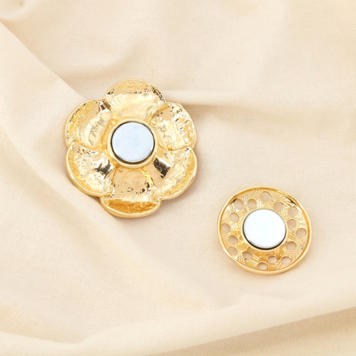 Broche aimantée camélia métal émaillé 0526039 bleu