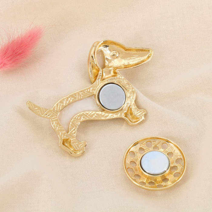 Broche aimantée chien teckel métal émaille résine 0526047 taupe