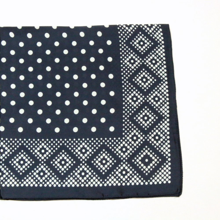 Carré satin pois géométrique touché soie polyester 0726541 noir