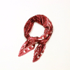 Foulard satin plissé imprimé graphique polyester 0726528 rouge bordeaux