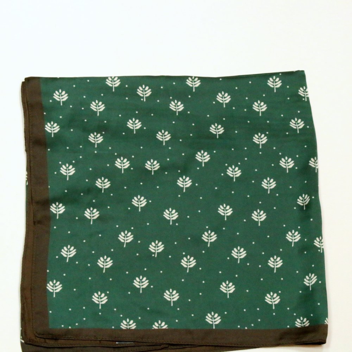 Carré satin motif végétal touché soie polyester 0726510 vert