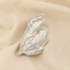 Broche épingle métal feuille stylisée martelée 0526518 argenté