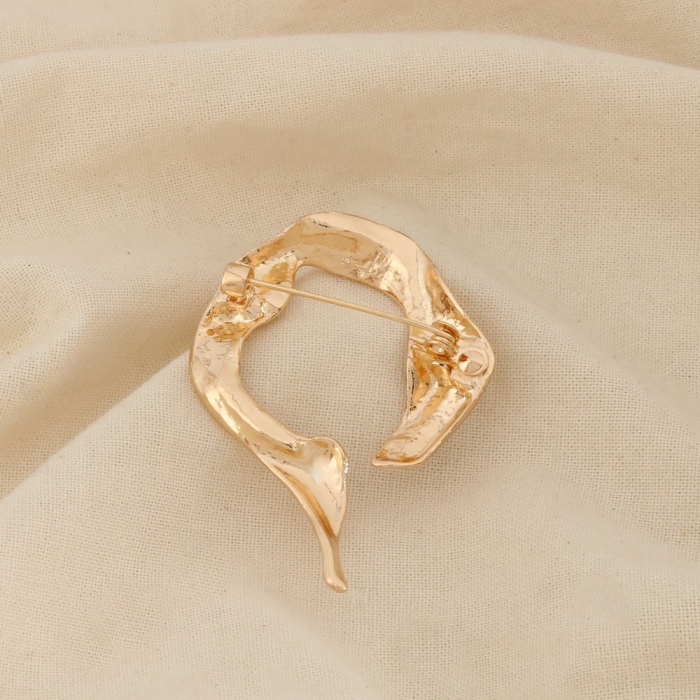 Broche épingle métal ajouré ruban fluide martelé 0526519 doré